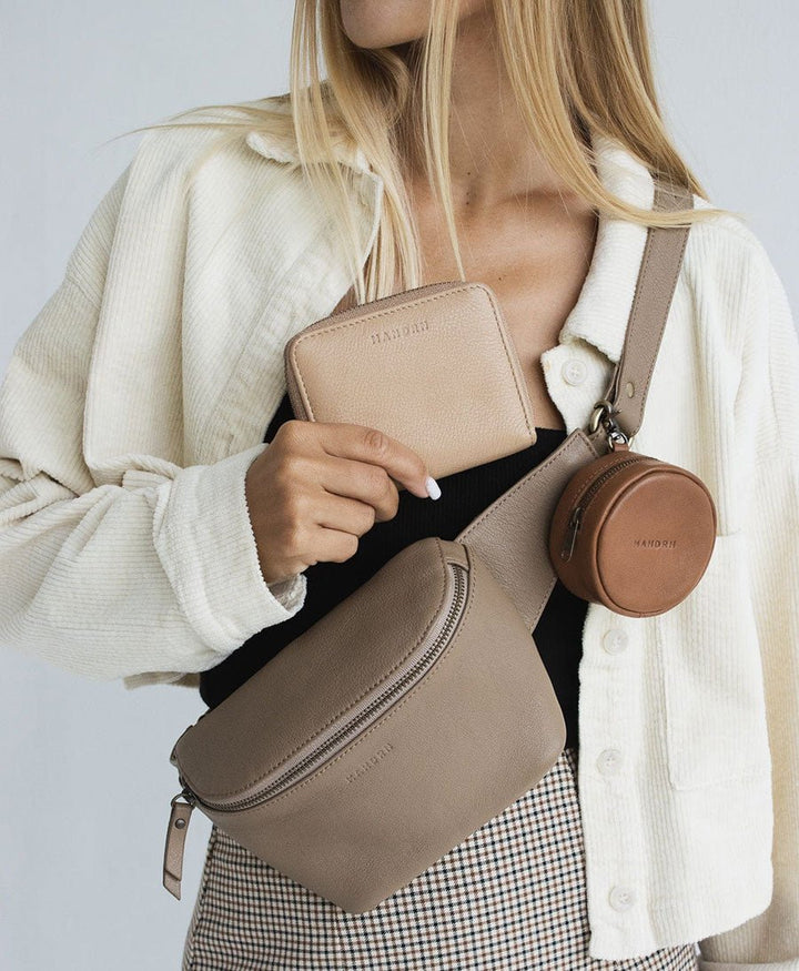 Bauchtasche aus Leder - The Remy Taupe - MANDRN - clomes