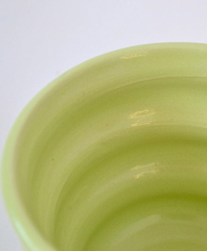 Becher aus Keramik - Ripple Beaker Hellgrün - Florence Mytum - clomes