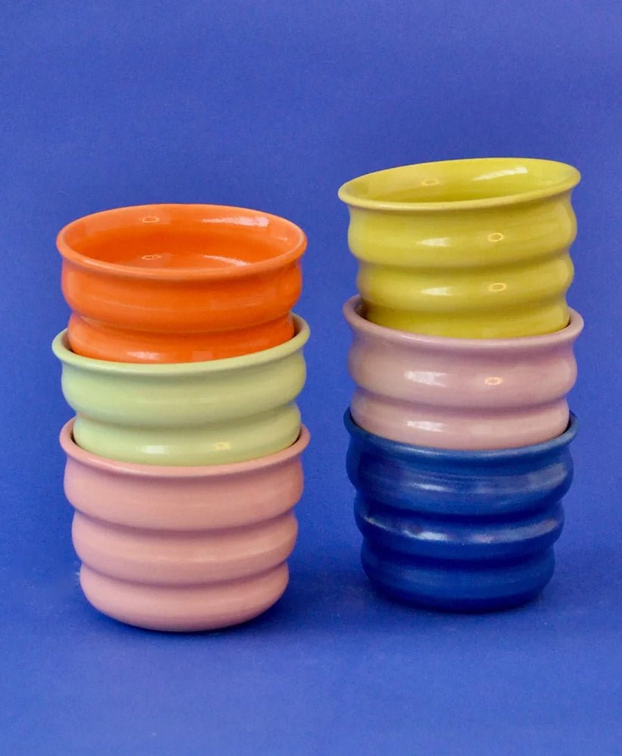 Becher aus Keramik - Ripple Beaker Hellgrün - Florence Mytum - clomes