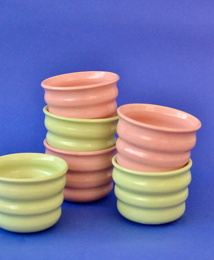 Becher aus Keramik - Ripple Beaker Hellgrün - Florence Mytum - clomes