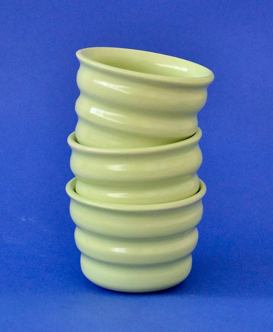 Becher aus Keramik - Ripple Beaker Hellgrün - Florence Mytum - clomes