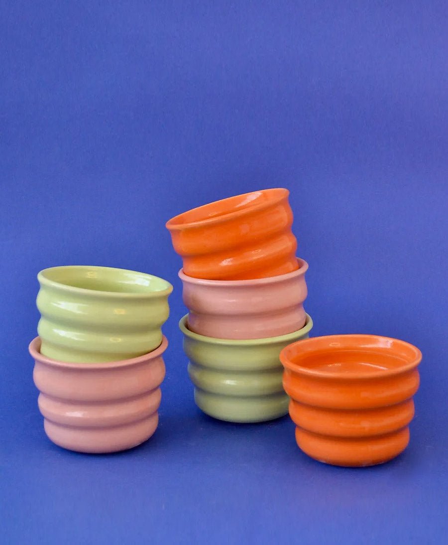 Becher aus Keramik - Ripple Beaker Hellgrün - Florence Mytum - clomes