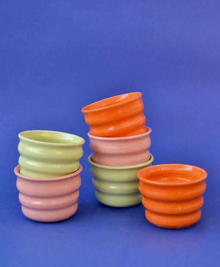 Becher aus Keramik - Ripple Beaker Hellgrün - Florence Mytum - clomes