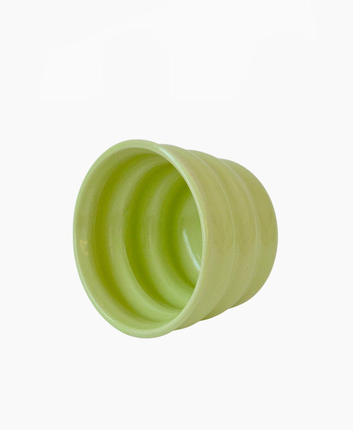 Becher aus Keramik - Ripple Beaker Hellgrün - Florence Mytum - clomes