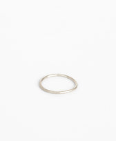 ESSENTIALS Thin Ring V Design Lab in Matt Weissgold vergoldet