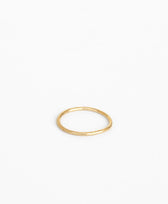 ESSENTIALS Thin Ring V Design Lab in Matt vergoldet