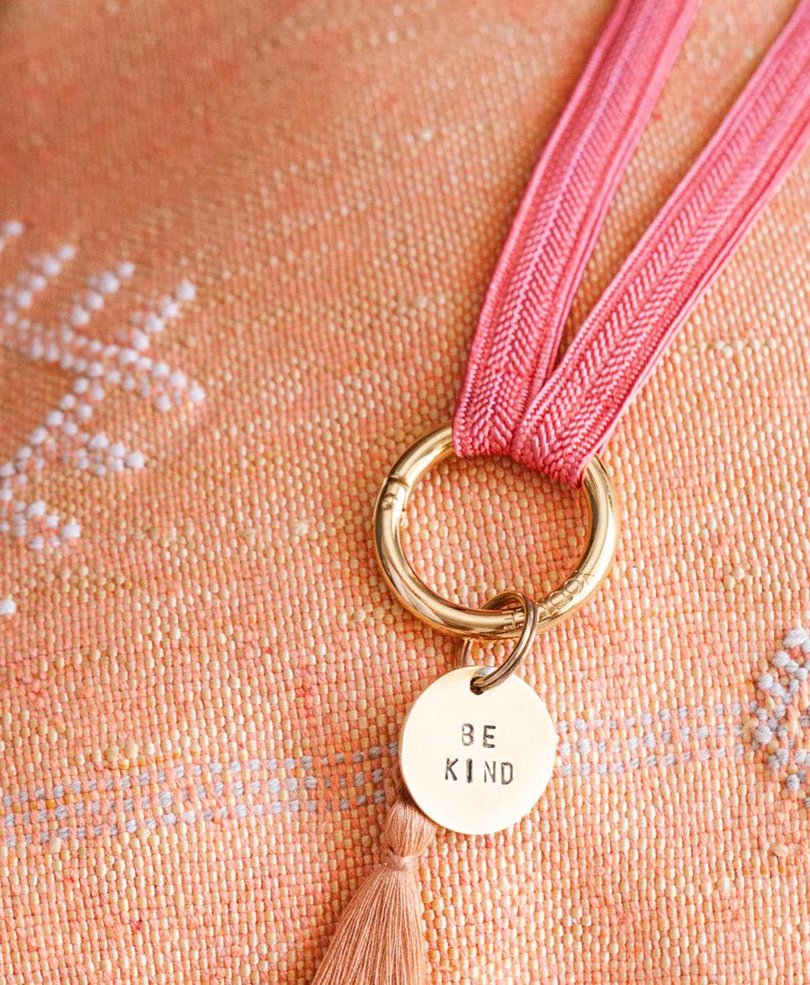 Kurzes Schlüsselband "Zahra Mini" mit vergoldetem Karabiner - Sweet Pink - YOOMEE - clomes
