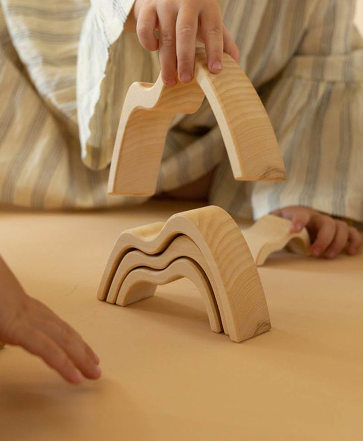 Stapelbares Holzspielzeug "Mountains Small Arch Stacker" - Raduga Grez - clomes