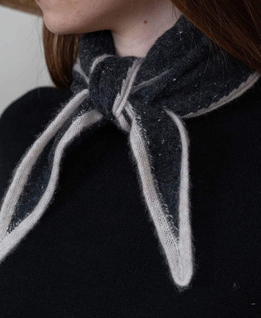 Kleiner Gestrickter Schal / Foulard aus Kaschmir - Anthrazit / Beige