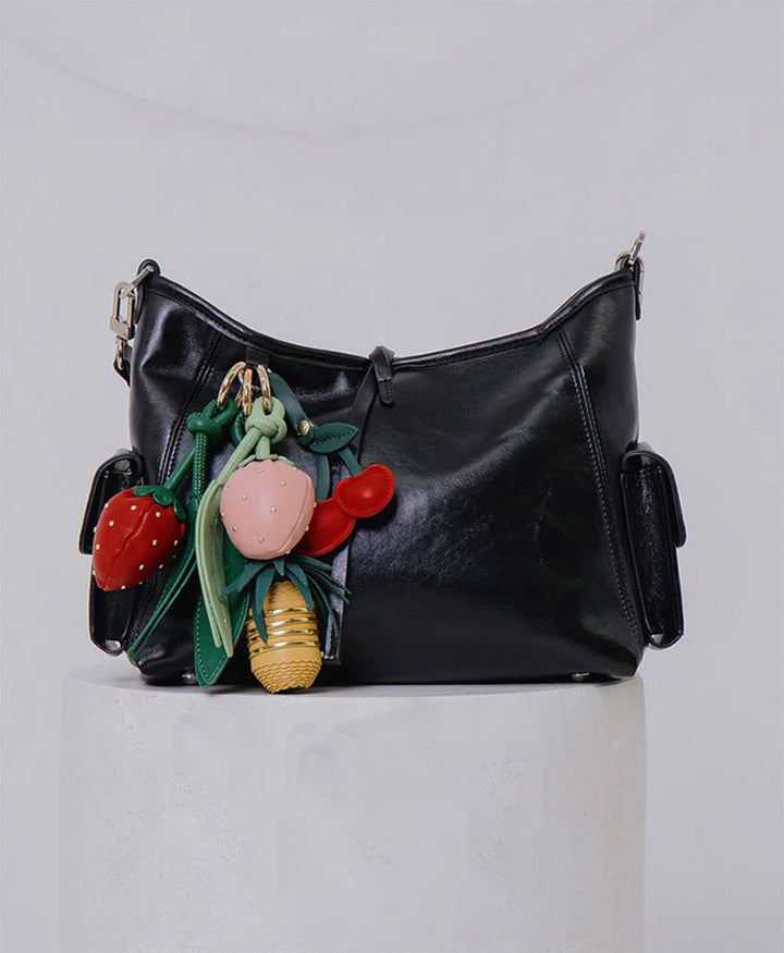 Taschenanhänger / Schlüsselanhänger ERDBEERE aus veganem Leder - Rosa